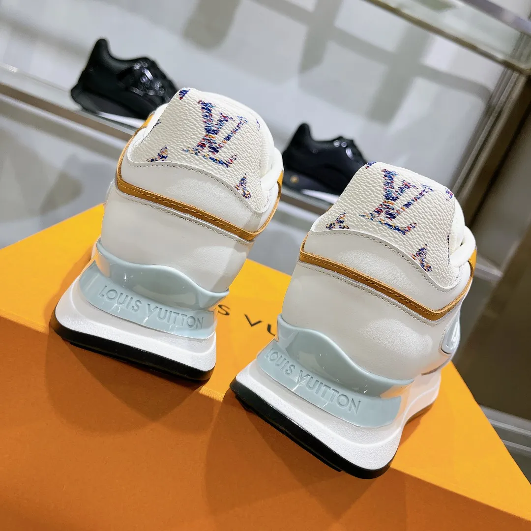 [L Family] P: 760💰Size 35-42 for women, 39-46 for men, (41.42 for women, 45.46 for men, customized) .LV Donkey Brand 🔥🔥LOUIS VUITTON Louis Vuitton's official website synchronizes the 2025 autumn and winter couple's models, which are now on the market, this Neo Run Away sneakers are inspired by running shoes, integrating LV's iconic must-have shoes into the trend. This version is a 1:1 replica of the original version. It is made of two-tone calfskin to highlight its simple lines and unique wedge outsole. Key details include the LV initials on the side and an engraved gold heel stabilizer on the back plus a 2cm hidden insole.